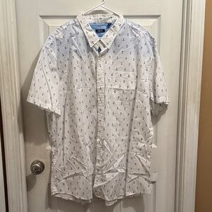 Izod Men's White and Blue Patterned Short Sleeve Shirt